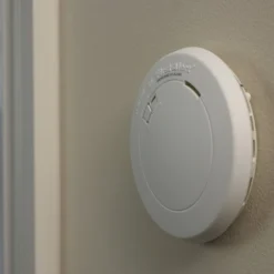 First Alert® - Battery White Surface Mount Smoke/Carbon Monoxide Alarm With Slim Profile -Magma Store 1039868 8