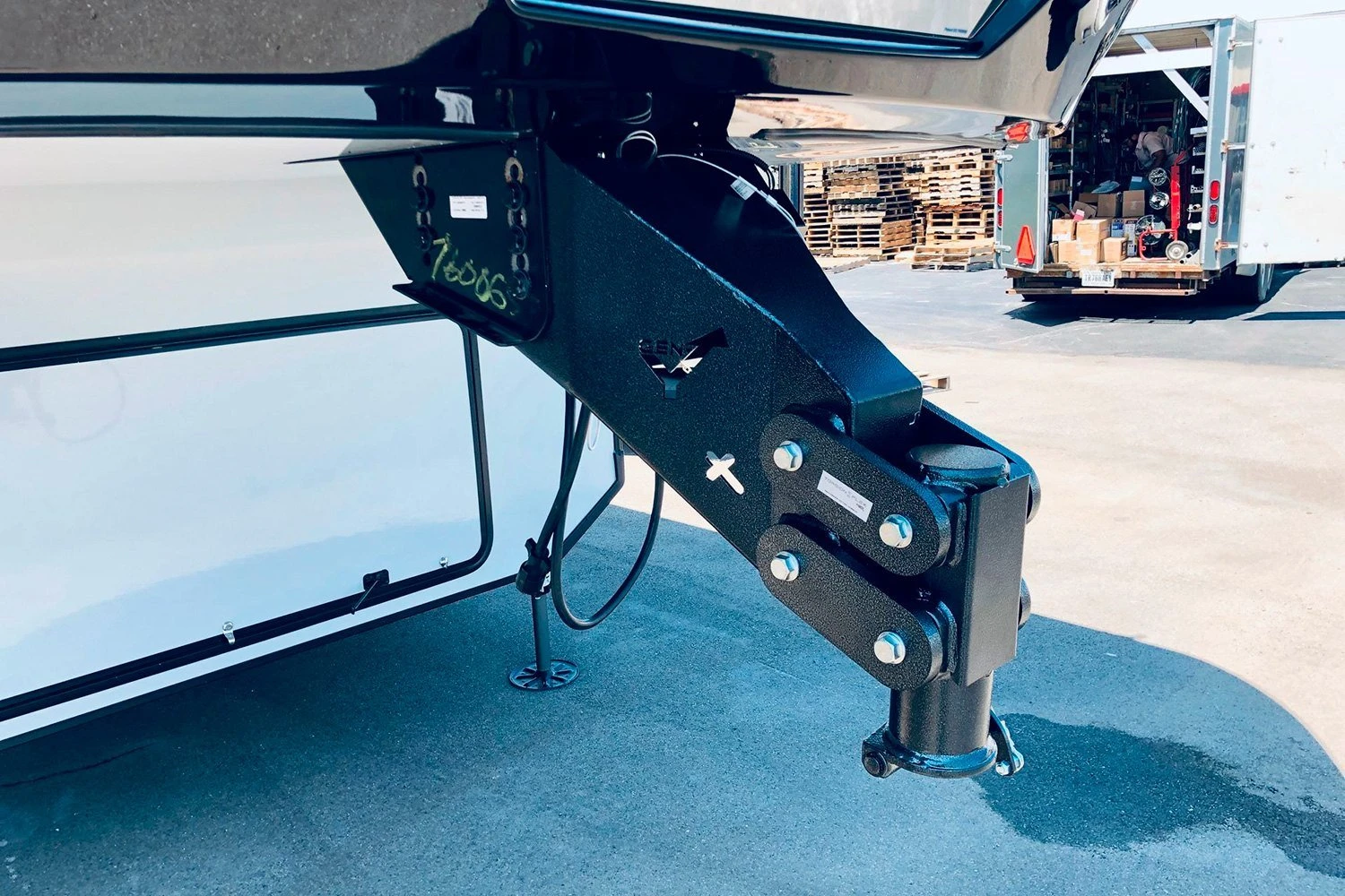 GEN-Y Hitch® - Executive™ 30.000 Lb Towing 5th Wheel King Pin Box With Manual Latch Coupler 3 GEN-Y Hitch® - Executive™ 30.000 Lb Towing 5th Wheel King Pin Box With Manual Latch Coupler - Image 3